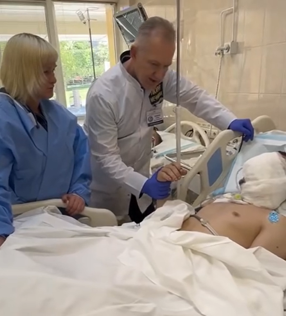 Лицо превратилось в сплошную рану. Врачи поразили историей спасения раненого защитника